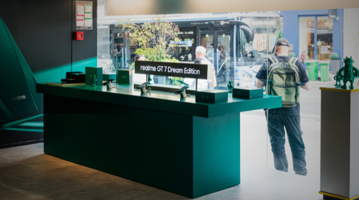 Visuel Realme & Aston Martin F1 s’exposent à la Fnac avec Retailink by Fnac Darty