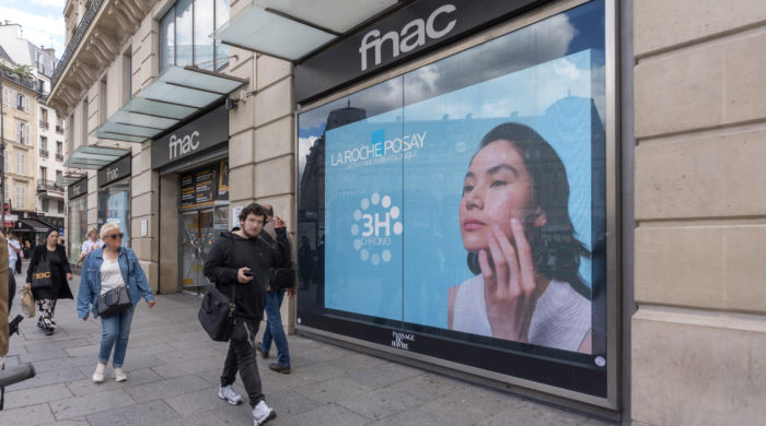 Visuel Le DOOH XXL Fnac, vitrine beauté idéale pour le lancement de l’innovation La Roche-Posay Effaclar Patch Bouton