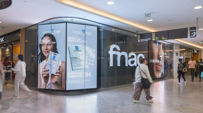 Visuel Le DOOH XXL Fnac, vitrine beauté idéale pour le lancement de l’innovation La Roche-Posay Effaclar Patch Bouton