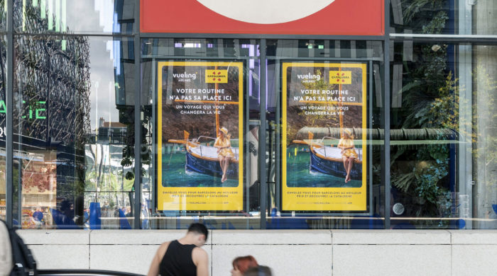 Visuel Vueling, Fnac et Darty : une invitation à voyager en DOOH retail media