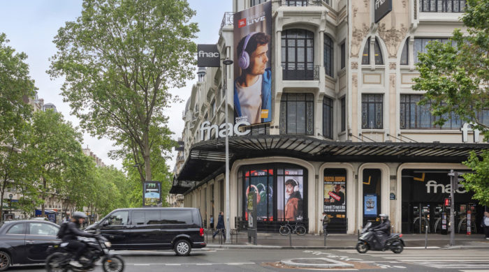 Visuel JBL x Retailink by Fnac Darty : la série JBL Live s’impose en [D]OOH XXL à Paris et Nice pendant 1 mois
