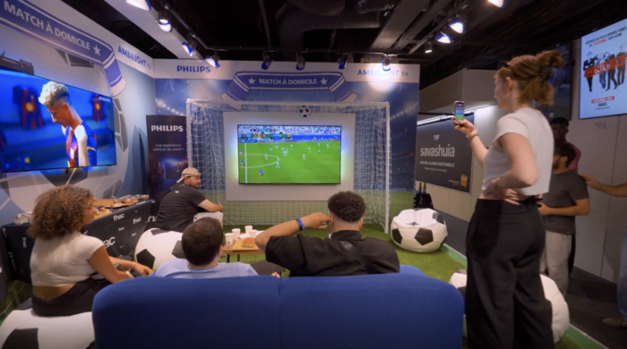 Visuel Philips crée l&rsquo;expérience Coupe du Monde FIFA 2026 sur son corner à la Fnac Forum des Halles avec le streamer Doigby