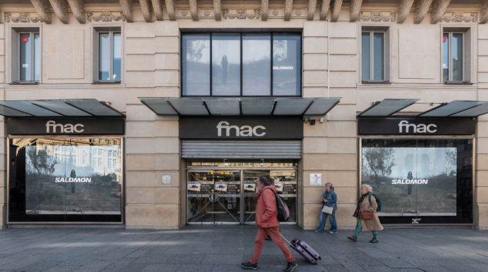 Visuel Salomon prend de la hauteur en Retail Media avec le DOOH XXL de la Fnac Saint-Lazare